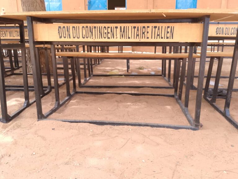 Don de tables-bancs du contingent militaire Italien à l&rsquo;école Nigérienne.